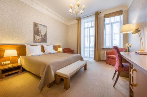 维尔纽斯艺术中心酒店的配有一张床和一张书桌的酒店客房