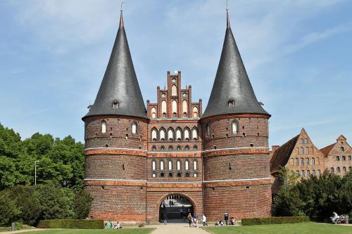 吕贝克Pension Adler的一座砖砌城堡,上面有三座塔楼