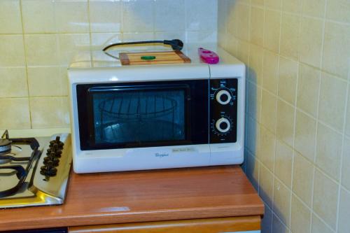 佩鲁贾In Centro Da Piero - Appartamento In Via Della Viola的厨房台面上的一个微波炉