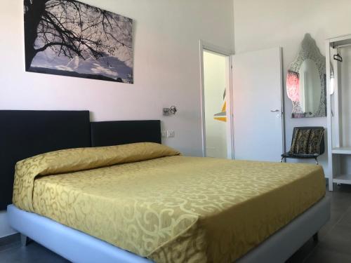 阿格罗波利Il Platano Residenza Rurale的一间卧室配有一张黄色床罩的床