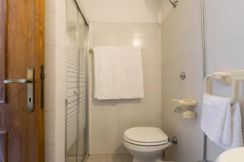 奥列纳S'Enis Monte Maccione的白色的浴室设有卫生间和淋浴。