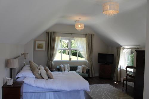 麦克鲁姆The Loft, Apple Lodge & Blossom Lodge的一间卧室设有两张床和窗户。