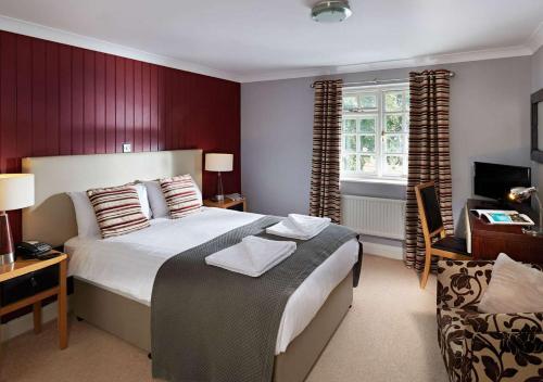 阿伦德尔白天鹅酒店的一间卧室设有一张大床和一个窗户。