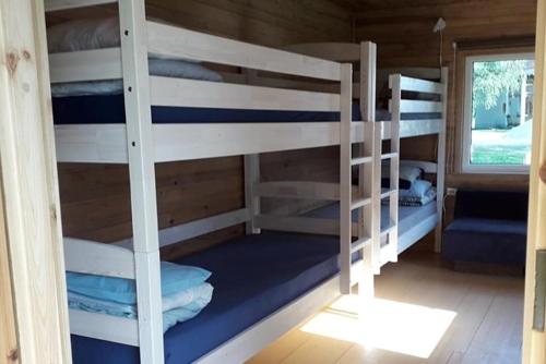 珀尔瓦Metsjärve apartments的小屋内带三张双层床的客房