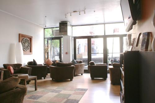 纽约奥夫苏豪套房酒店的带沙发和椅子的客厅以及窗户。
