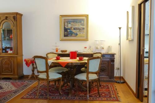 贝卢诺B&B Piccole Dolomiti的一间带桌子和四把椅子的用餐室