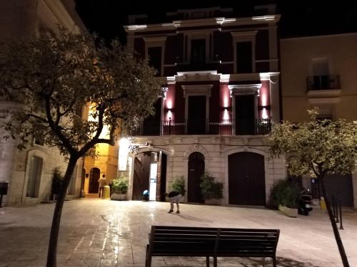 鲁蒂利亚诺Palazzo Iato的夜间在大楼前的长凳