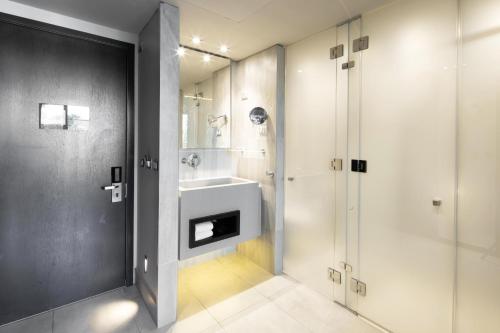 圣地亚哥拉德拉精品酒店的一间带水槽和淋浴的浴室