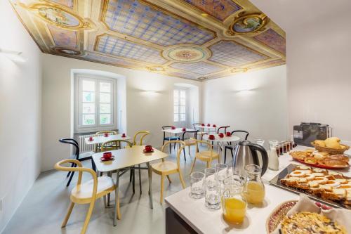 圣文森特Maison Alliod的一间设有桌椅和格子天花板的客房