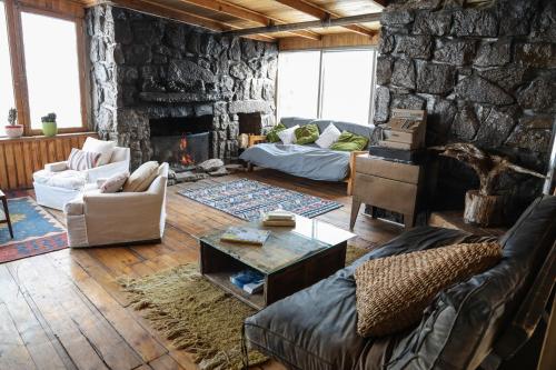 法洛伦斯Cordillera Hostel的带沙发和石墙的客厅