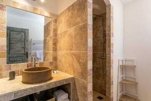 卡瓦永马斯圣朱利安酒店的一间带水槽和镜子的浴室