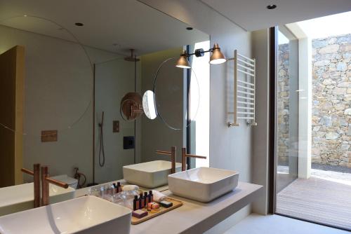 阿马兰特Monverde - Wine Experience Hotel - by Unlock Hotels的一间带两个盥洗盆和大镜子的浴室