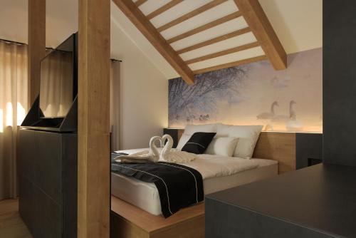 布莱德Chalet Zana的一间卧室配有一张床和一台电视。