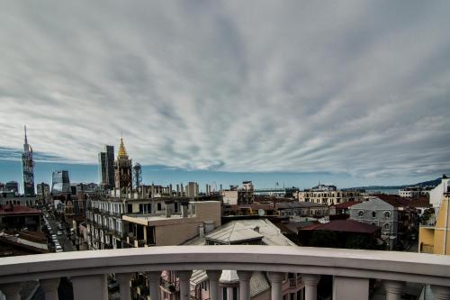 巴统Hotel London的阳台享有城市美景。