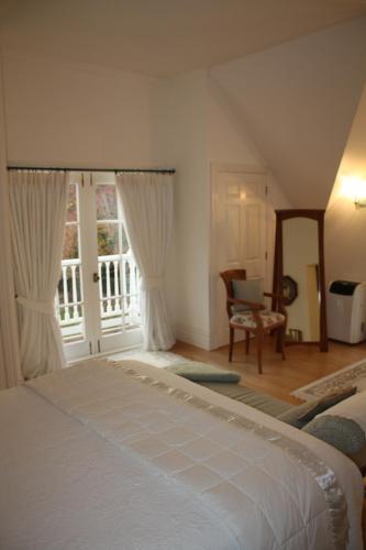 KaikohePaheke Boutique Lodge的一间卧室设有一张大床和一个窗户。