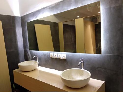 勒吉安XOXO Kuta Legian Hostel的一间带两个盥洗盆和大镜子的浴室