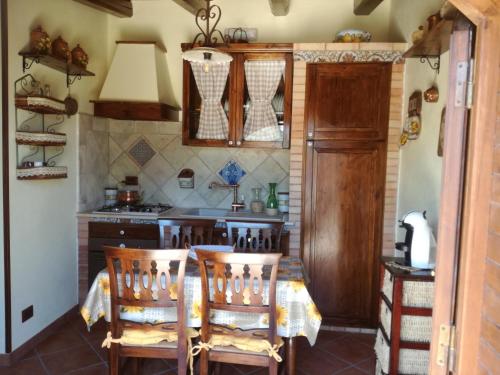 马里内拉Casa Vacanze 'Al Giardino degli Ulivi'的一间厨房,里面配有桌椅