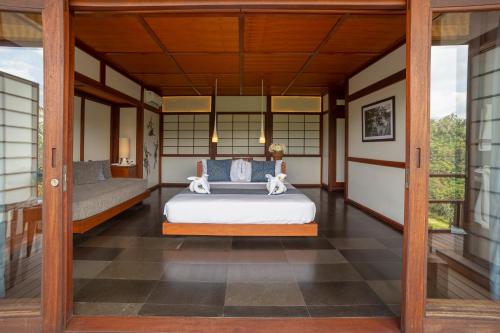 德格拉朗苏拉普拉度假村的一间卧室设有一张床和一个门廊