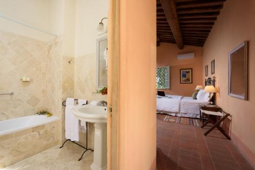 拉波拉诺泰尔梅Laticastelli Country Relais的带浴缸、水槽和浴缸的浴室