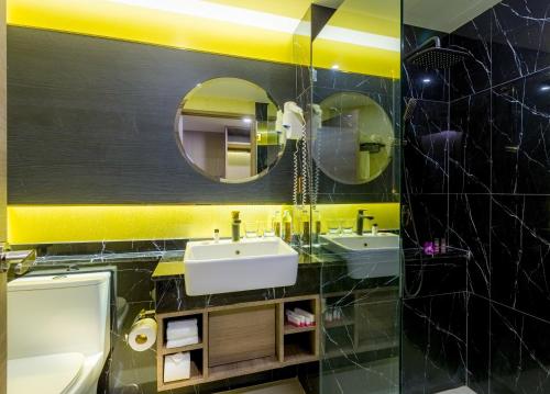 曼谷GLOW Sukhumvit 5的浴室设有2个水槽和镜子