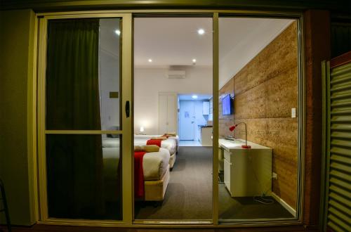 奥古斯塔港十字路口经济汽车旅馆的一间设有滑动玻璃门的客房,可通往一间卧室