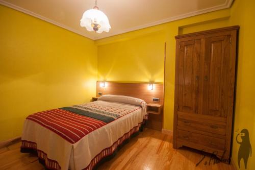 IbilcietaCasa Jauregui的黄色卧室设有床和木柜