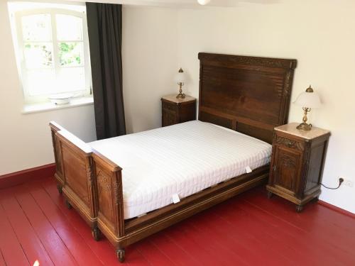 NettersheimFreistaat Eifel的一间卧室配有床和2个床头柜