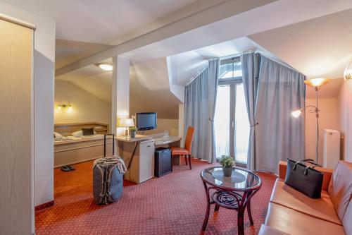 巴特法兴格里齐斯泰恩邮政酒店的配有一张床和一张书桌的酒店客房