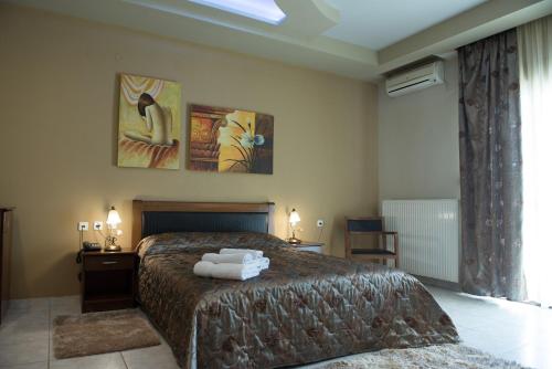 卡托劳塔翁菲利皮酒店的一间卧室配有一张床,上面有两条毛巾