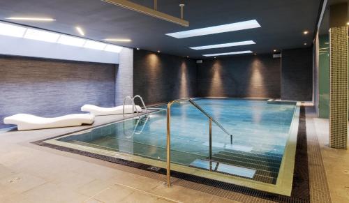 爱丁堡先瑞滑铁卢普雷斯酒店的一座大型游泳池,