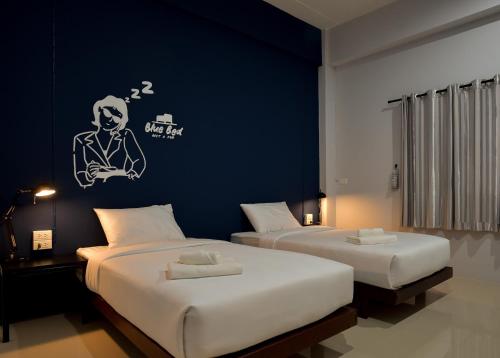 Blue Bed Hotel客房内的一张或多张床位