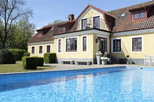 FlädieFlädie Mat & Vingård的房屋前有游泳池的房子