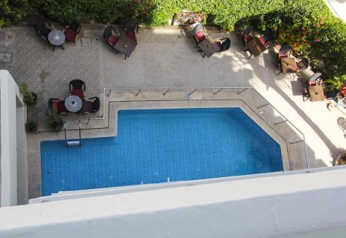 阿加迪尔新法拉酒店的享有带庭院椅的游泳池的顶部景致