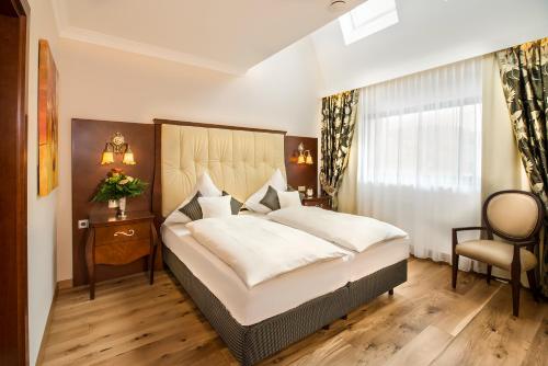 博帕德贝尔维尤公寓式酒店的一间卧室配有一张大床和一把椅子