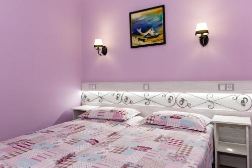 内塞伯尔基里奥斯酒店的一间卧室配有床和两个枕头