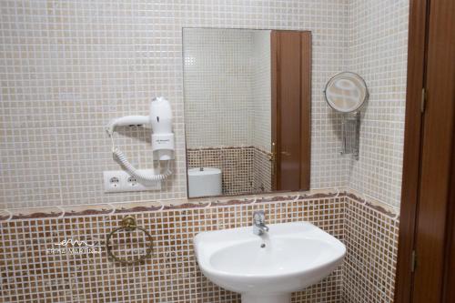 巴尔巴特MRZ Rentals Barbate La Fábrica的一间带水槽和镜子的浴室