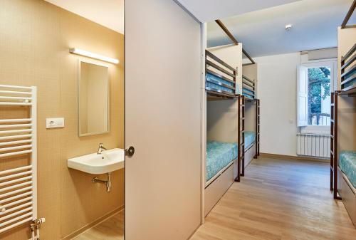 蒙塞拉特Alberg Abat Oliba的客房设有双层床、水槽和镜子