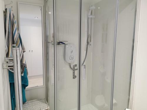 邓弗姆林Executive Annex - Dunfermline的浴室里设有玻璃门淋浴