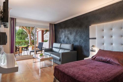 波塔尔斯诺斯塞勒斯波塔尔斯滨海萨勒酒店的一间卧室配有一张床、一张沙发和一张桌子