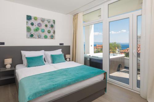 斯普利特Villa Muller Apartments的一间卧室设有一张床,享有阳台的景色