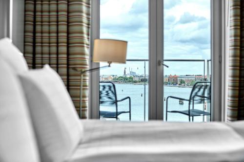 哥本哈根哥本哈根岛酒店的卧室设有窗户,享有水景