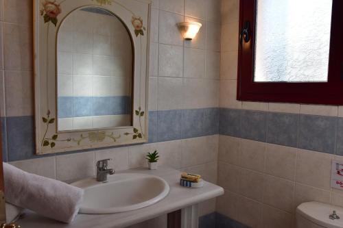 希俄斯Anais Apartments的一间带水槽和镜子的浴室