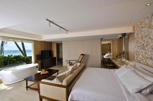 长滩岛艾斯达西欧优诺的一间带大床和浴缸的卧室以及一间客厅