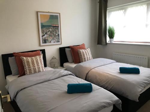 威灵堡Swale Corner的一间卧室配有两张带枕头的床。