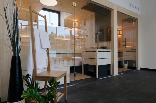 门希霍夫科尔豪斯马伦科罗恩酒店的一间带盥洗盆和椅子的浴室