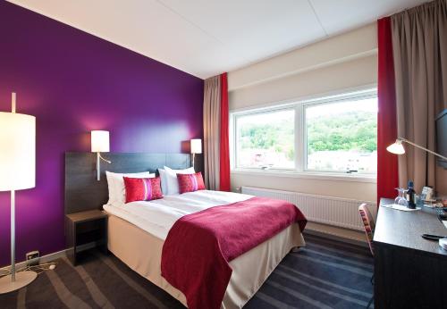 哈尔登索恩哈尔顿酒店的酒店客房设有床和窗户。