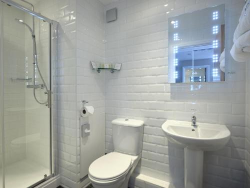 切斯特MILL Hotel & Spa的白色的浴室设有卫生间和水槽。