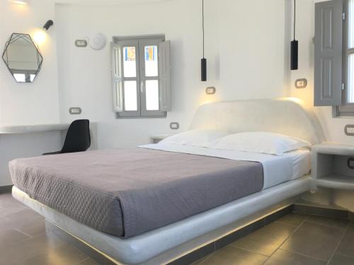 菲罗斯特法尼阿贡纳菲特斯旅馆的白色客房的一张床位,设有窗户