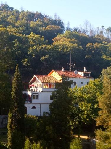 蒙希克Bica Boa的山顶上的大型白色房屋