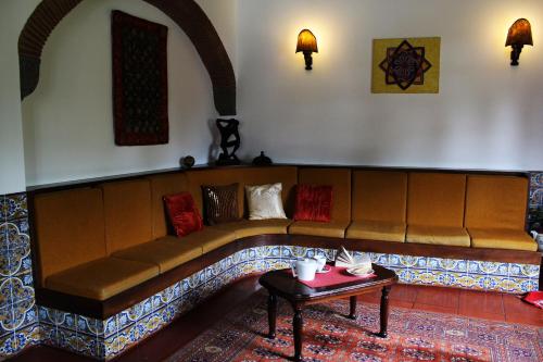 蒙希克Bica Boa的一张棕色沙发,位于带桌子的房间里